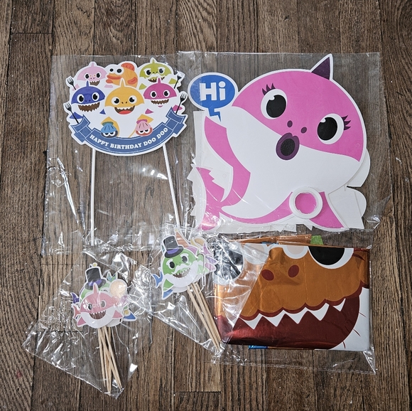 .NIB Baby shark party decorations - Picture 1 of 3